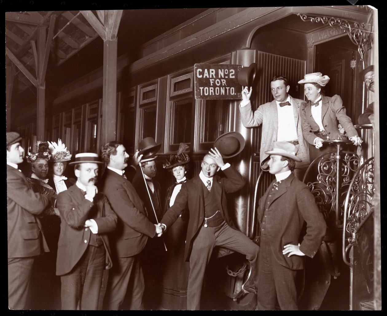 Alice Nielsenová na palubě zvláštního vlaku do Toronta, Kanada, 1898 (stříbrný želatinový tisk) od Byron Company