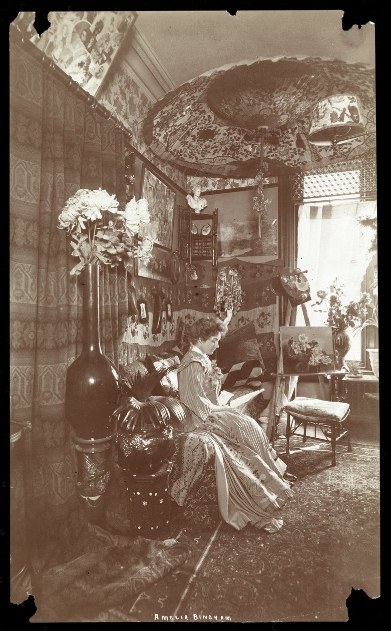 Amelia Bingham seděla ve svém bytě a četla, kolem roku 1905 (potisk stříbrné želatiny) od Byron Company