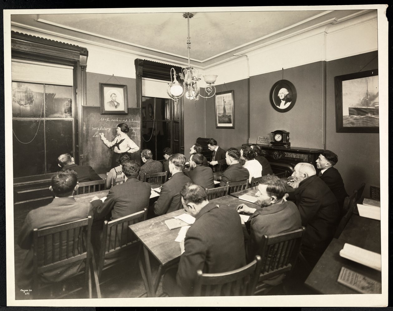 Třída amerikanizace v Rodeph Sholom Sisterhood, 157 East 94th Street, New York, 1920 (stříbrný želatinový tisk) od Byron Company