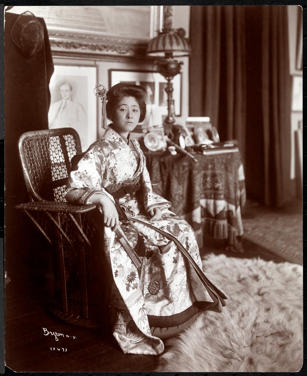 Asijská modelka v kimonu ve Strauss Studio, New York, 1903 (stříbrný želatinový potisk) od Byron Company