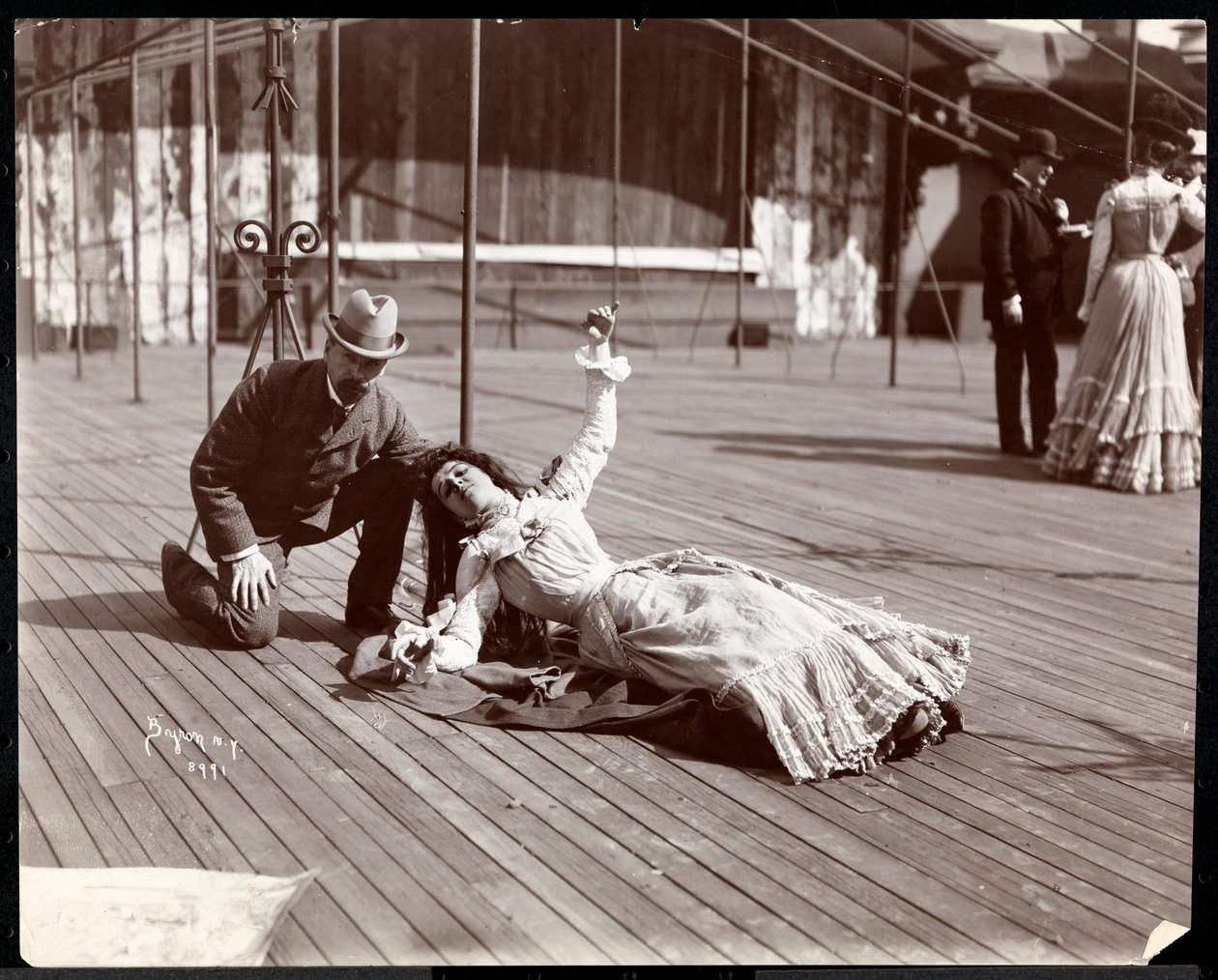 Herečka v kostýmu zkoušející na střeše toho, co je pravděpodobně New York Theatre, New York, 1900 (stříbrný želatinový tisk) od Byron Company