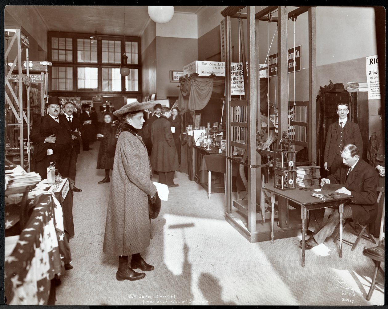 Expozice bezpečnostních zařízení v Americkém institutu sociálních služeb, New York, 1906-07 (stříbrný želatinový tisk) od Byron Company