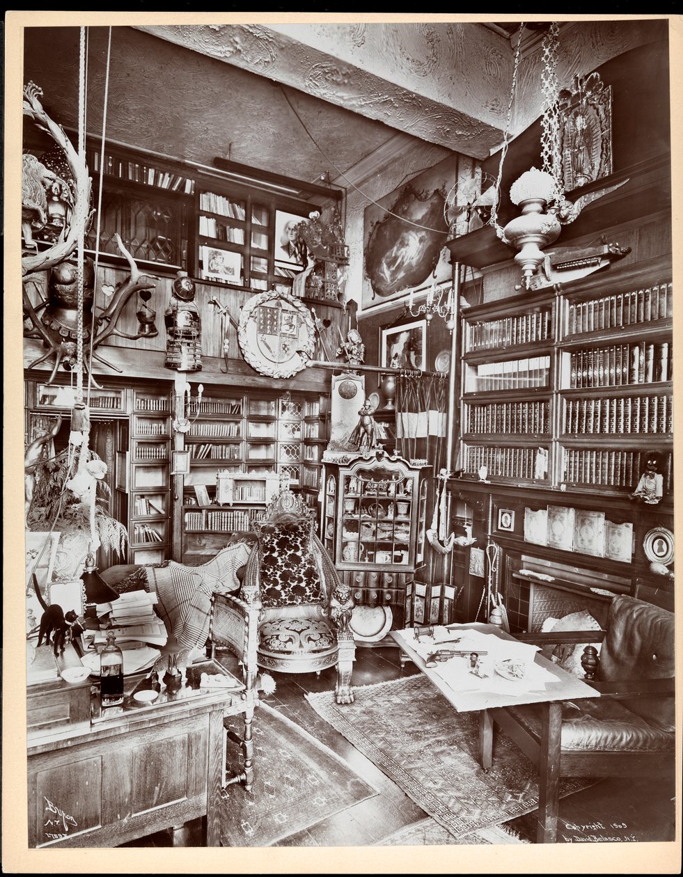 Zdobená pracovna v rezidenci Davida Belasca, 1909 (stříbrný želatinový tisk) od Byron Company