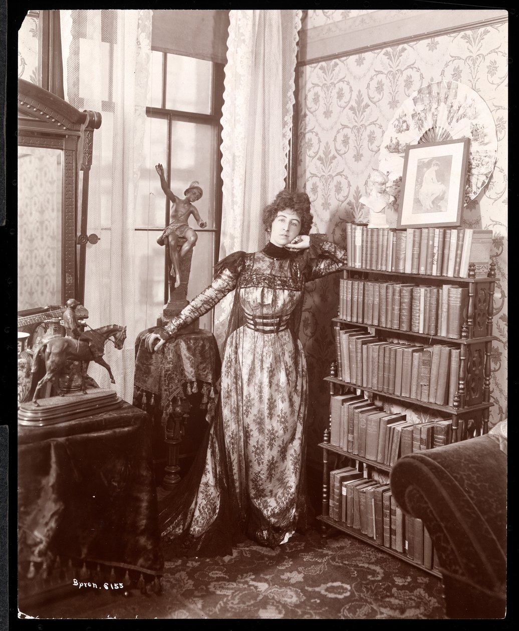 Anita Chartres v rohu pokoje, asi 1898 (stříbrný želatinový tisk) od Byron Company