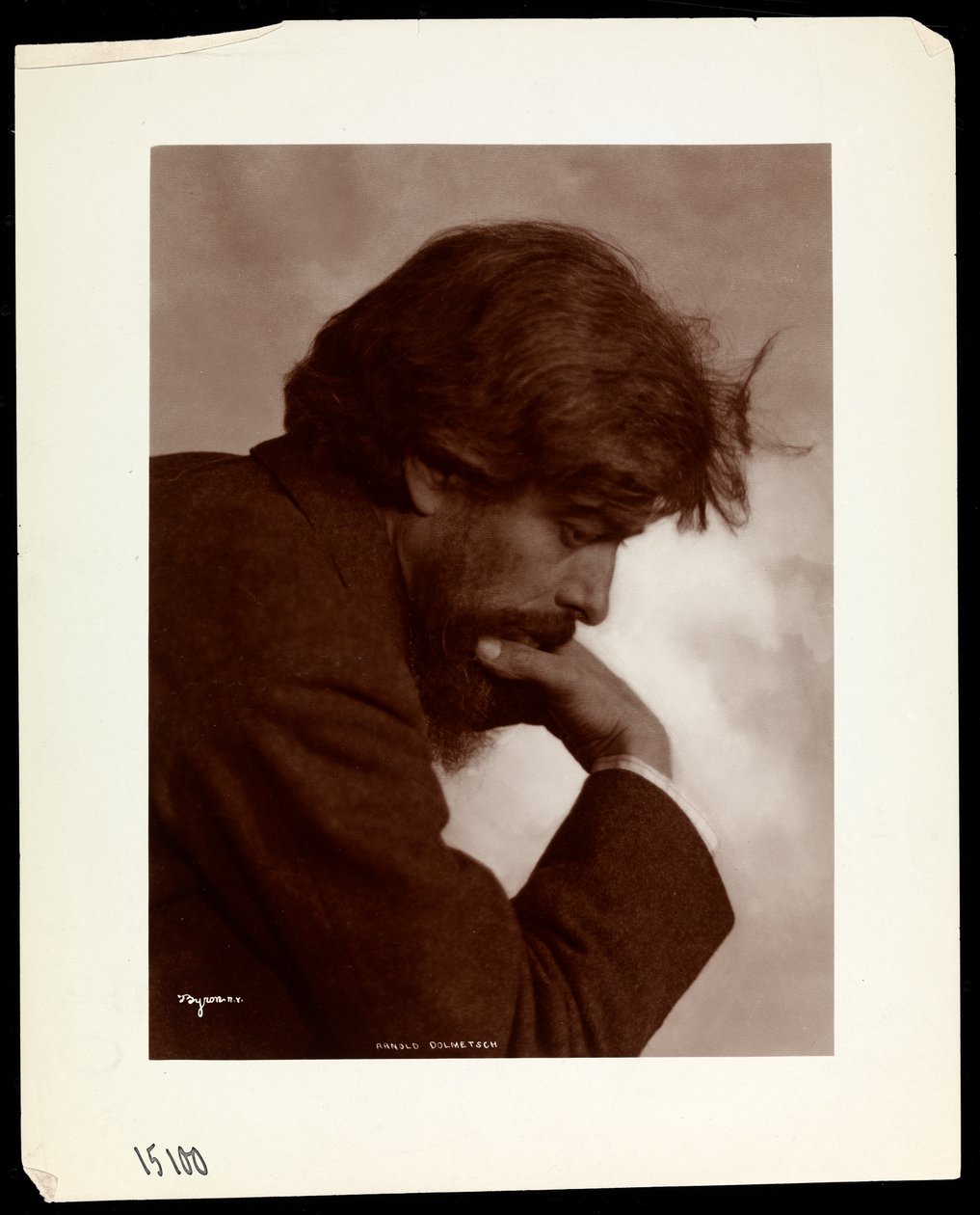 Arnold Dolmetsch, cca 1902 (stříbrný želatinový tisk) od Byron Company
