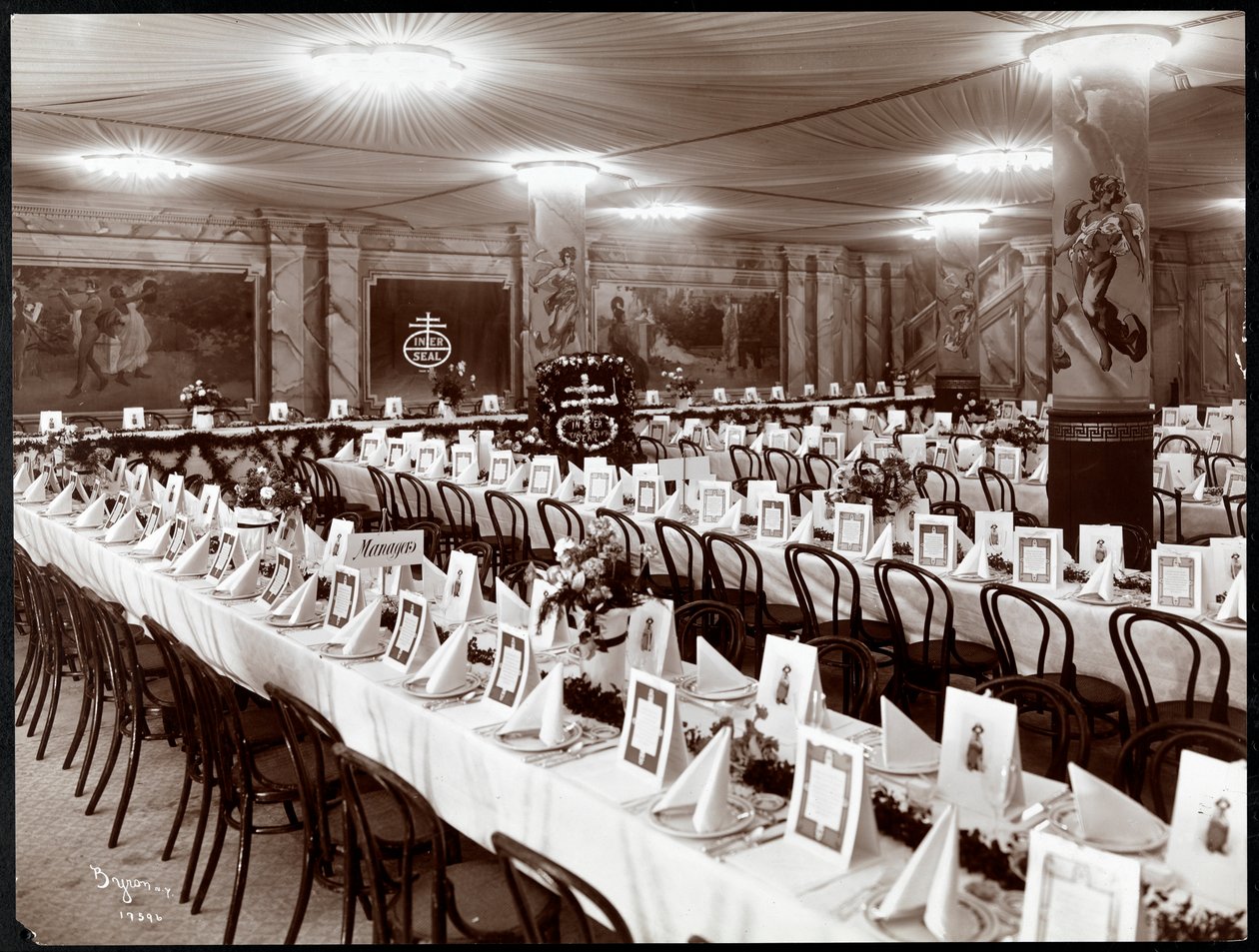 Hodovní síň se stolem pro banket National Biscuit Co., New York, 1904 (stříbrný želatinový tisk) od Byron Company