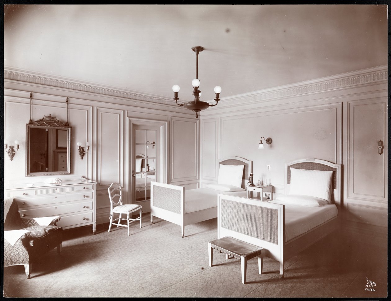 Ložnice v hotelu Copley Plaza, Boston, cca 1912-15 (stříbrný želatinový potisk) od Byron Company