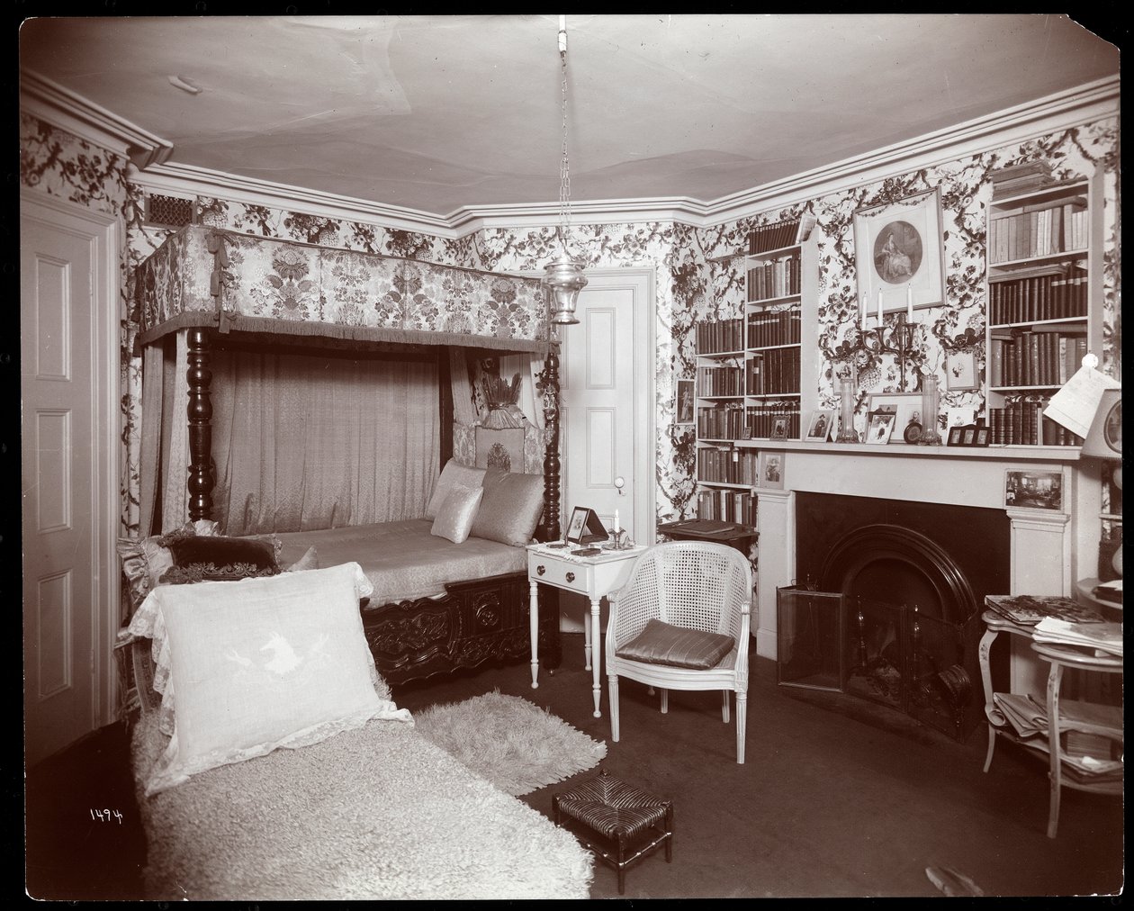 Ložnice v rezidenci Elsie de Wolfe na 122 East 17th Street, New York, 1895 nebo 1896 (stříbrný želatinový tisk) od Byron Company