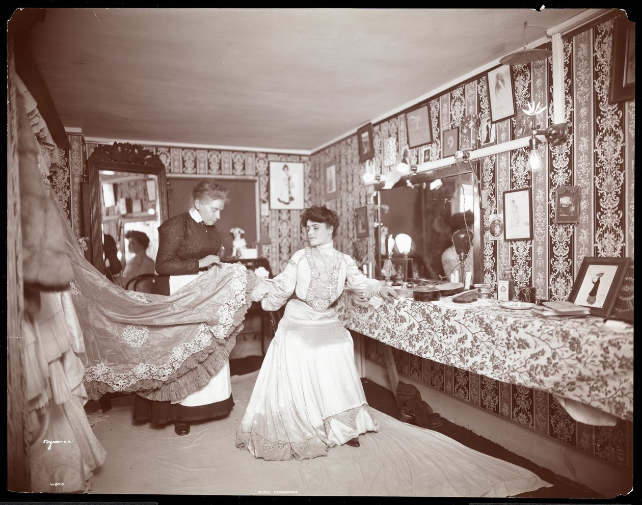 Bijou Fernandez, 1902 (stříbrný želatinový tisk) od Byron Company