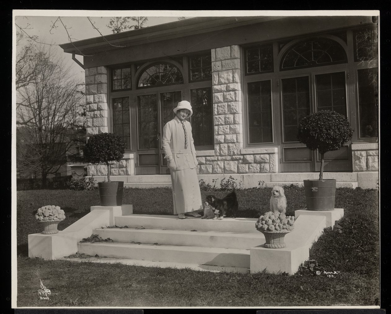 Billie Burke a tři psi v Burkeleigh Crest, jejím domě v Hastingsonu, New York, kolem roku 1915 (stříbrný želatinový tisk) od Byron Company