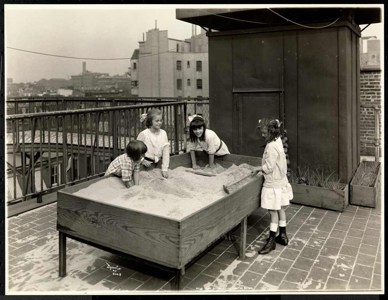 Nevidomé dívky hrající si na pískovišti na střeše New York Association for the Blind, 111 East 59th Street, New York, 1926 (stříbrný želatinový tisk) od Byron Company