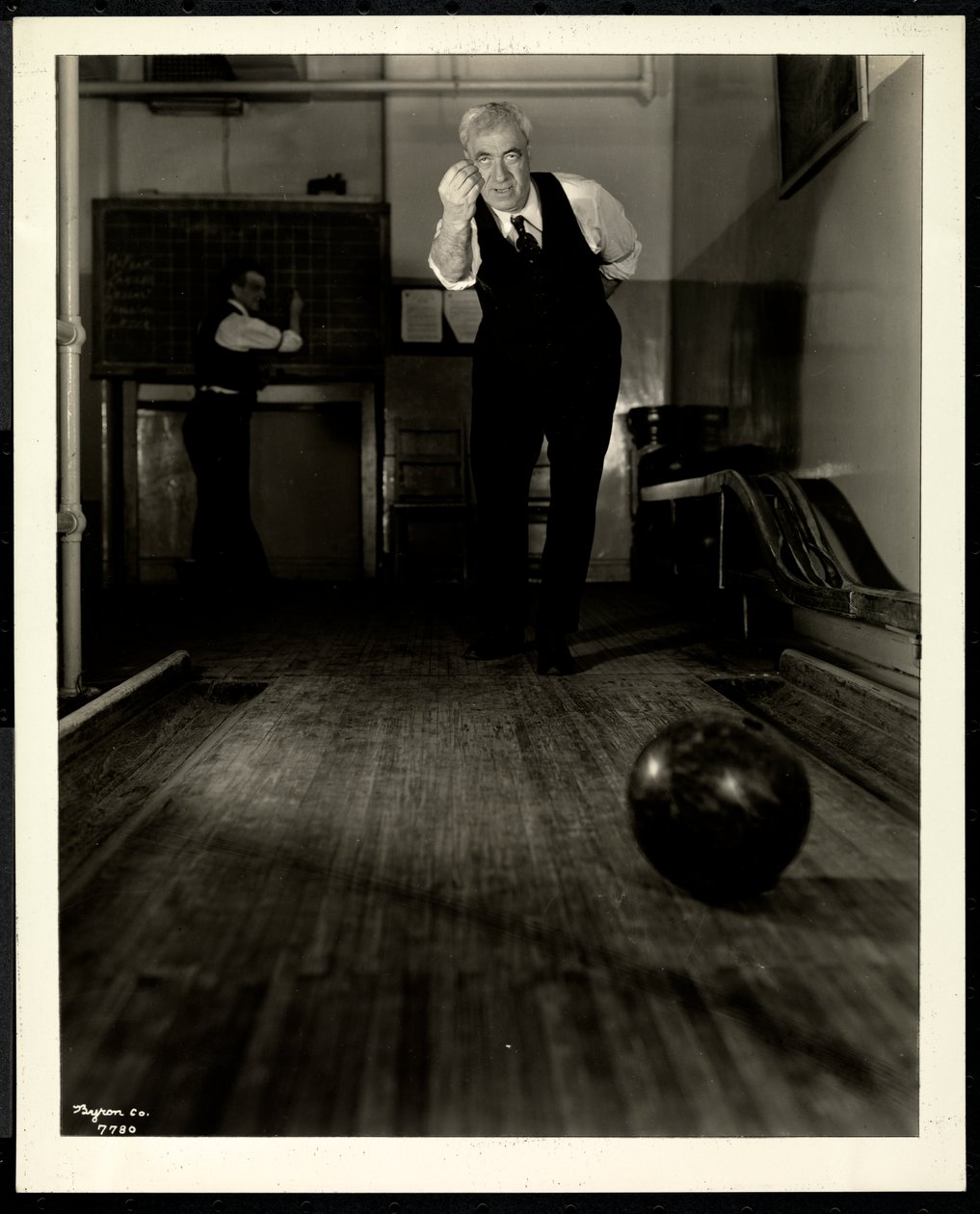 Bowling Bind man v New York Association for the Blind, 111 East 59th Street, 1921 (stříbrný želatinový tisk) od Byron Company
