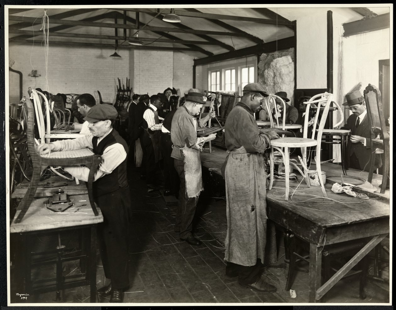 Slepí muži obnovují židle v Bourne Memorial Building, New York, 1920 (stříbrný želatinový tisk) od Byron Company
