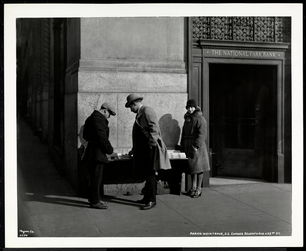 Obchodník se slepými zprávami, Aaron Weintraub, u svého stánku na jihovýchodním rohu 7th Avenue a 32nd Street, New York, 1930 (stříbrný želatinový tisk) od Byron Company