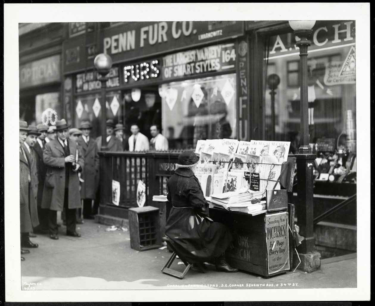 Slepý obchodník s novinami Aaron Weintraub u svého stánku na jihovýchodním rohu 7. avenue a 32. ulice, New York, 1926 (stříbrný želatinový tisk) od Byron Company