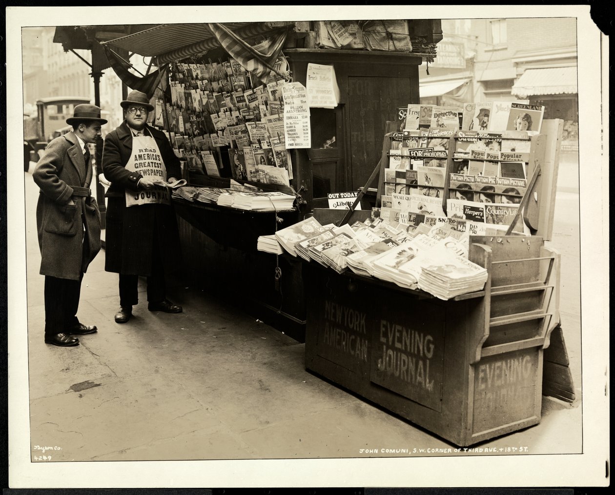 Obchodník se slepými zprávami, John Comuni, na svém stánku na 3rd Avenue a 18th Street, New York, 1926 (stříbrný želatinový tisk) od Byron Company