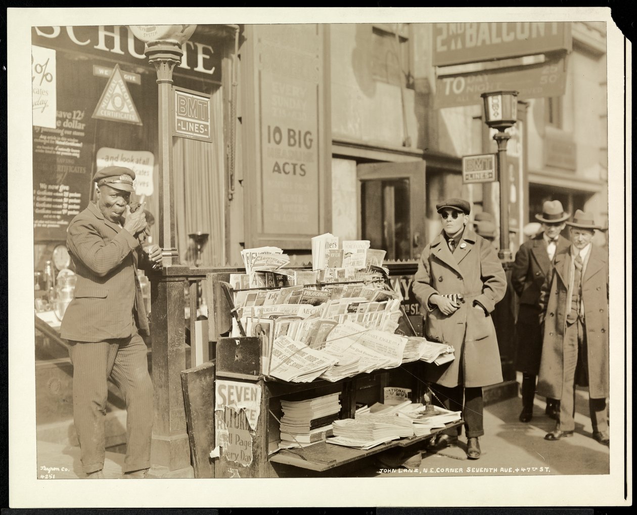 Prodejce slepých zpráv, John Lanz, u svého stánku na severovýchodním rohu 7th Avenue a 47th Street, New York, 1926 (stříbrný želatinový tisk) od Byron Company