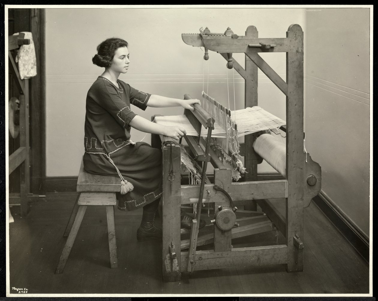 Slepá žena pracující na tkalcovském stavu v New York Association for the Blind, 111 East 59th Street, New York, 1926 (stříbrný želatinový tisk) od Byron Company