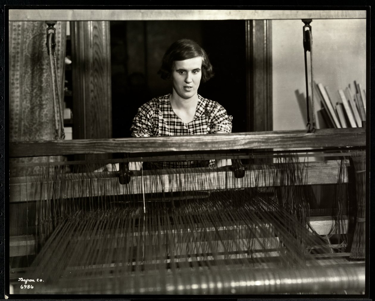 Slepá mladá žena pracující na tkalcovském stavu v New York Association for the Blind, 111 East 59th Street, New York, 1934 (stříbrný želatinový tisk) od Byron Company