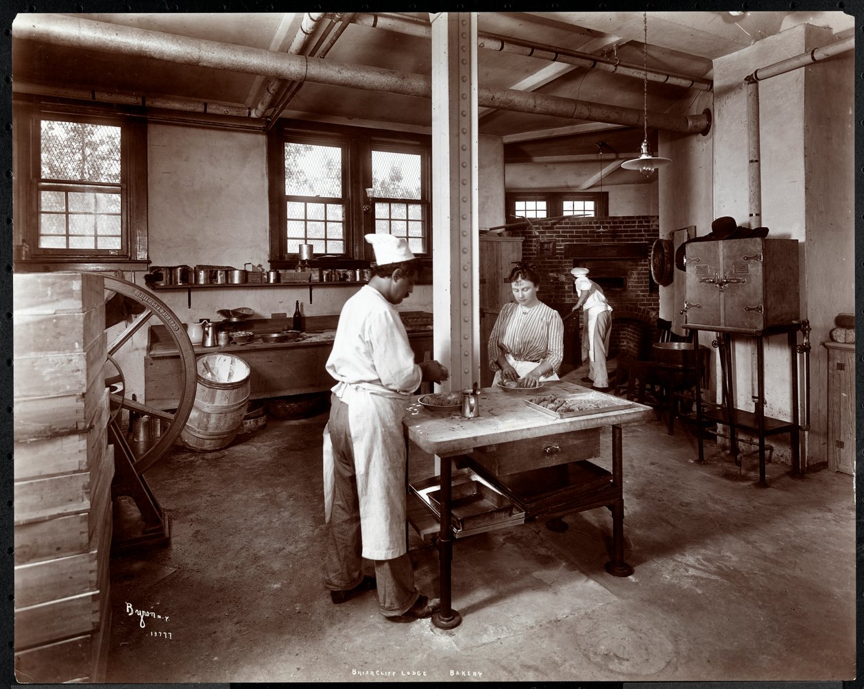 Briarcliff Lodge Bakery, 1902 (stříbrný želatinový tisk) od Byron Company