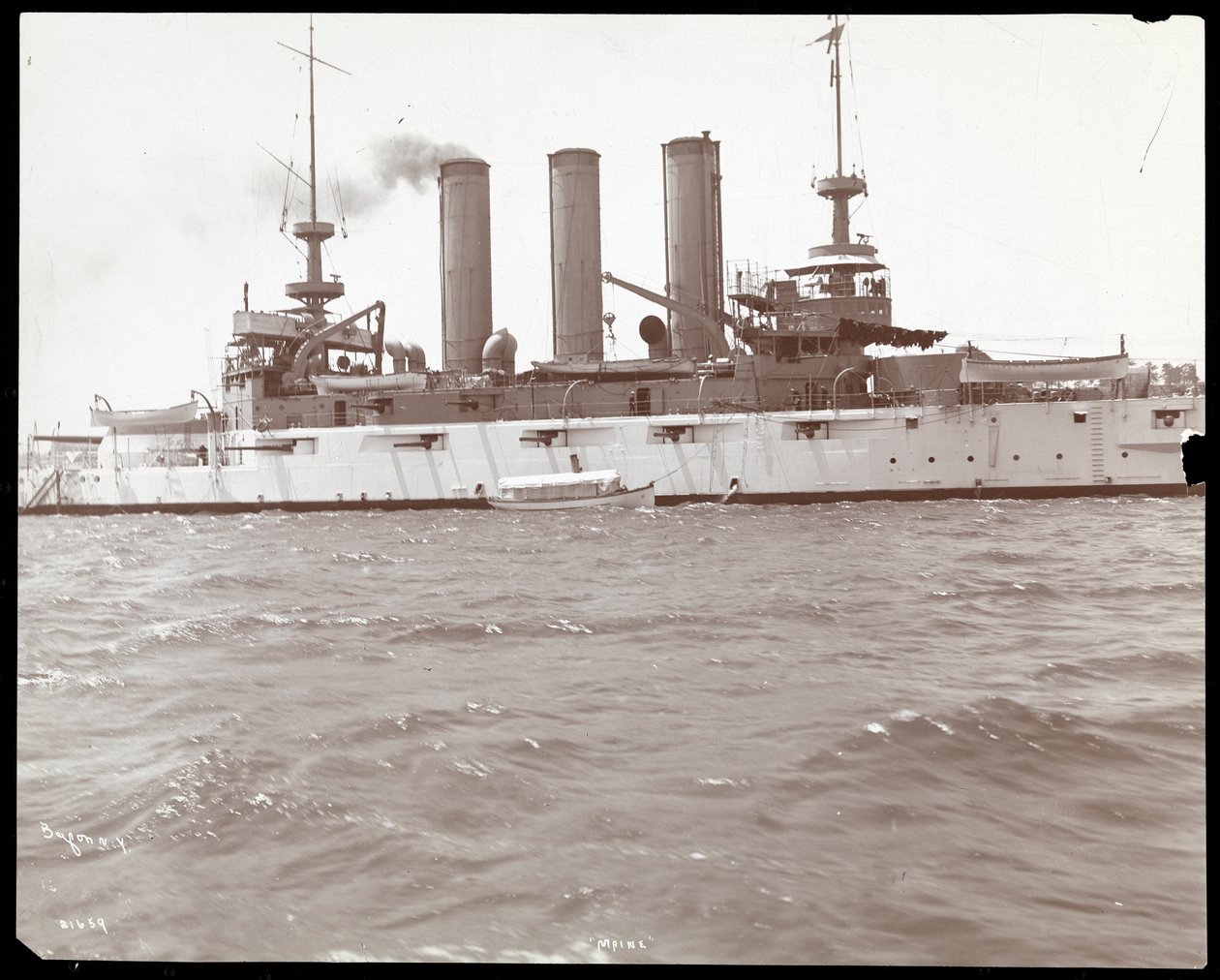 Široký pohled na U.S.S. Maine, 1906 (stříbrný želatinový tisk) od Byron Company