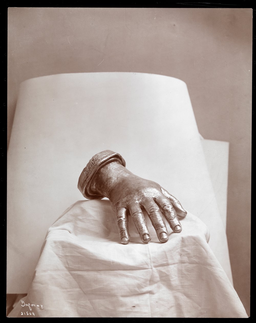 Bronzový odlitek pravé ruky Arthura Rubinsteina, 1906 od Byron Company