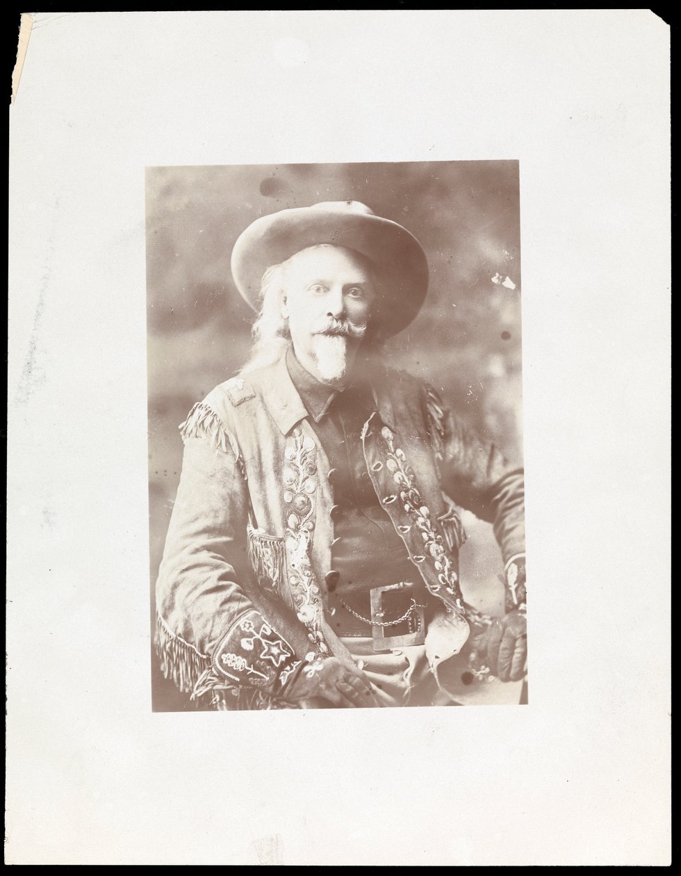 Buffalo Bill, kolem roku 1910 (stříbrný želatinový tisk) od Byron Company