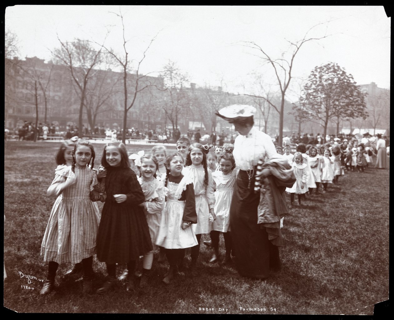 Děti v dlouhé řadě vedená ženou na Arbor Day v Tompkins Square Park, New York, 1904 (stříbrný želatinový potisk) od Byron Company