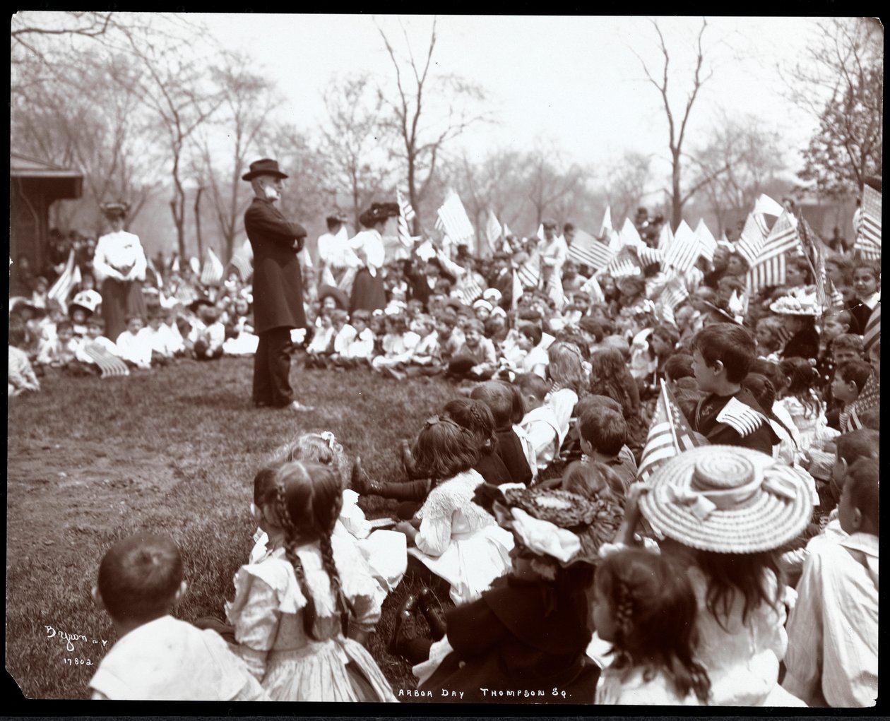 Děti sledující baviče na Arbor Day v Tompkins Square Park, New York, 1904 (stříbrný želatinový tisk) od Byron Company