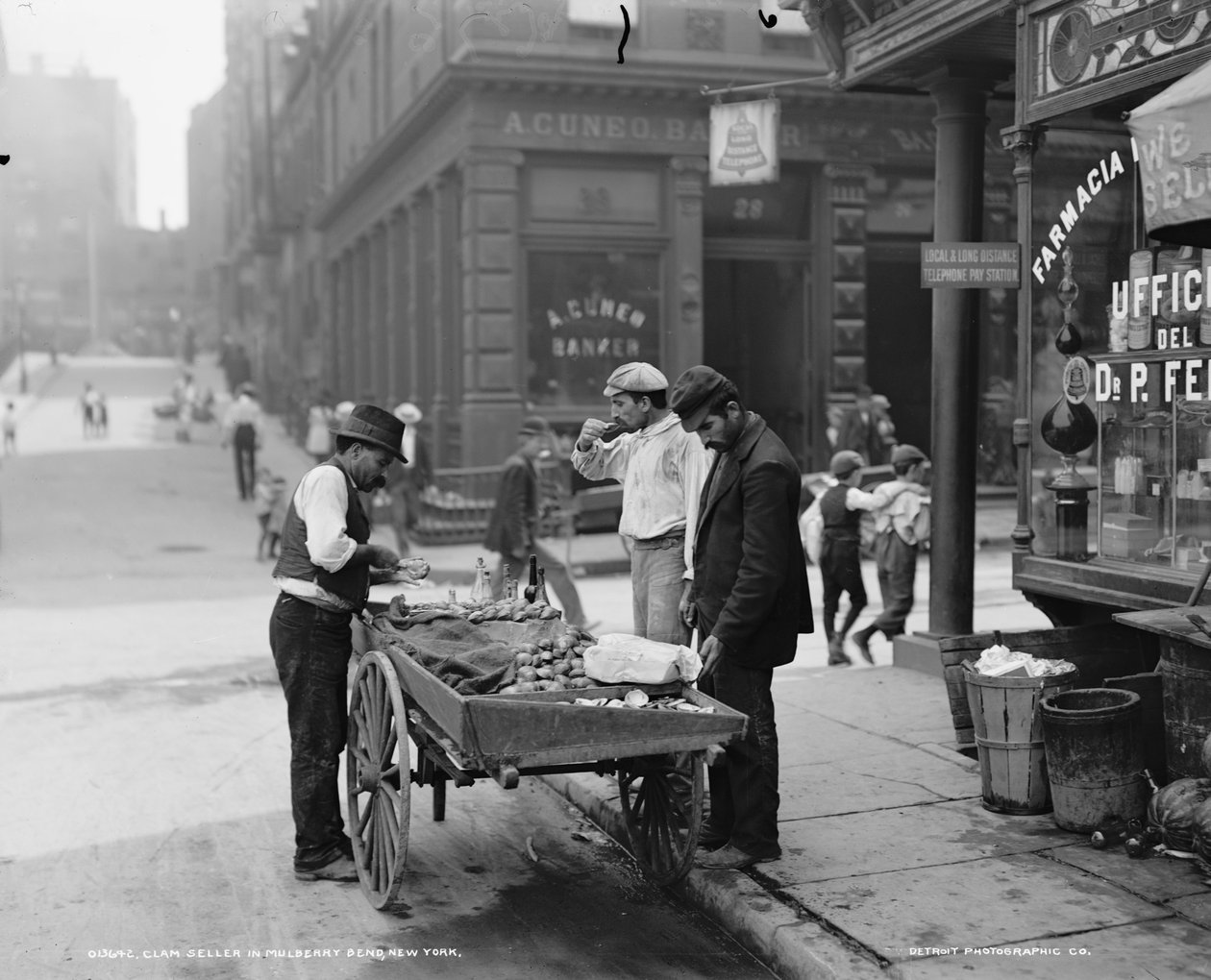 Prodejce škeblí v Mulberry Bend, N.Y., kolem roku 1900 od Byron Company