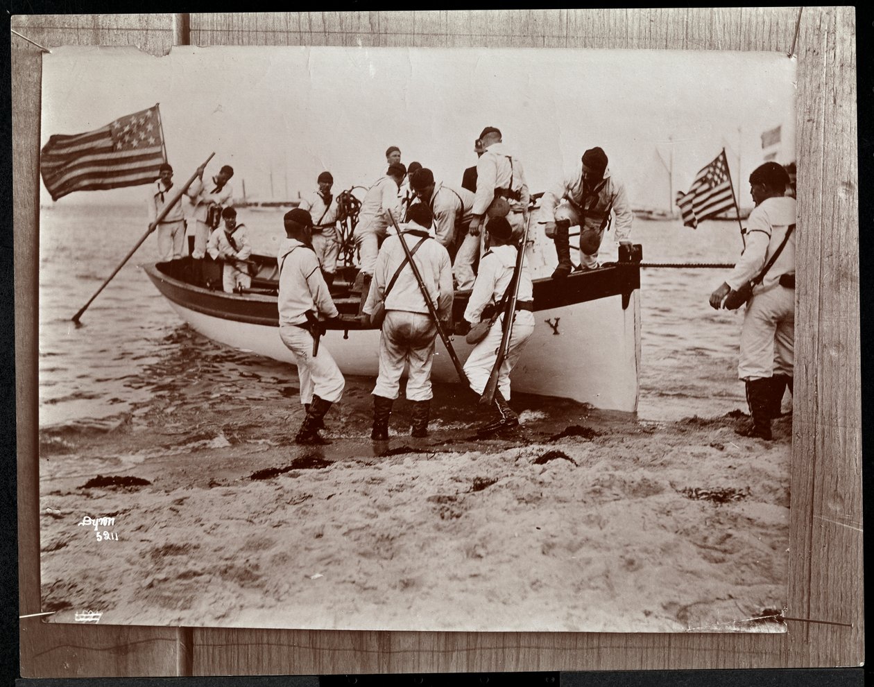 Kopie fotografie dřívější fotografie námořních rezervací se skupinou námořníků ve veslici, Fishers Island, New York, 1891 (tisk ze stříbrné želatiny) od Byron Company