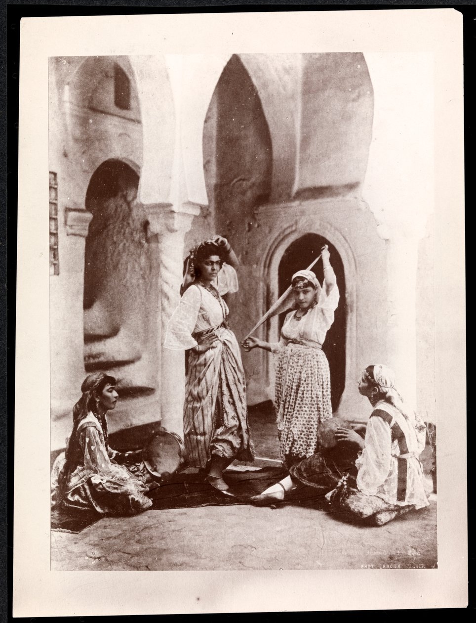 Tančící dívky a hudebník, Severní Afrika, cca 1900 (stříbrný želatinový tisk) od Byron Company