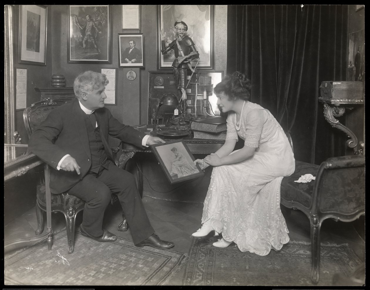 David Belasco ukazuje portrét Frances Starr, po roce 1909 (stříbrný želatinový tisk) od Byron Company