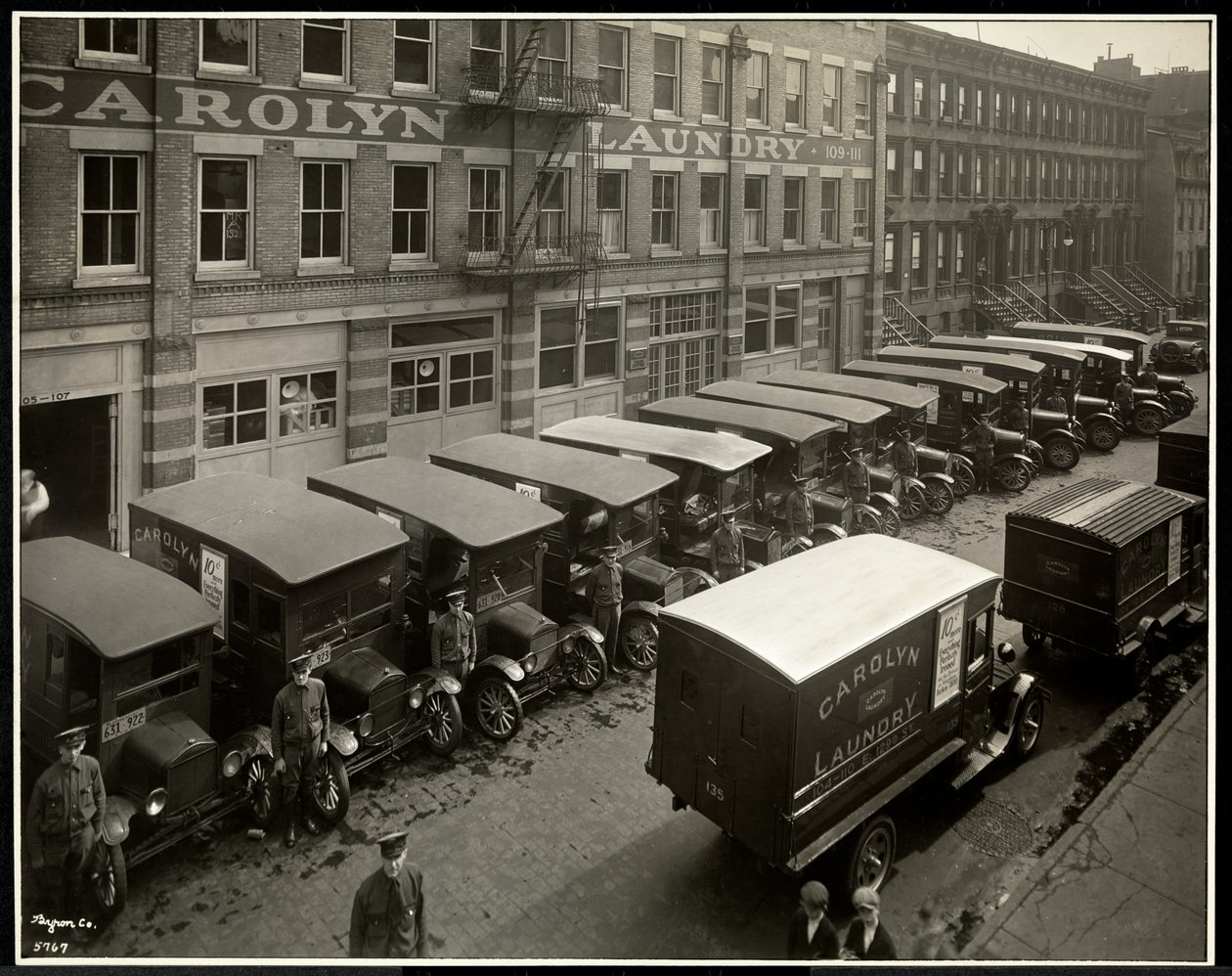 Dodávkové vozy zaparkované před prádelnou Carolyn na 111 East 128th Street, East Harlem, New York, 1929 (stříbrný želatinový tisk) od Byron Company