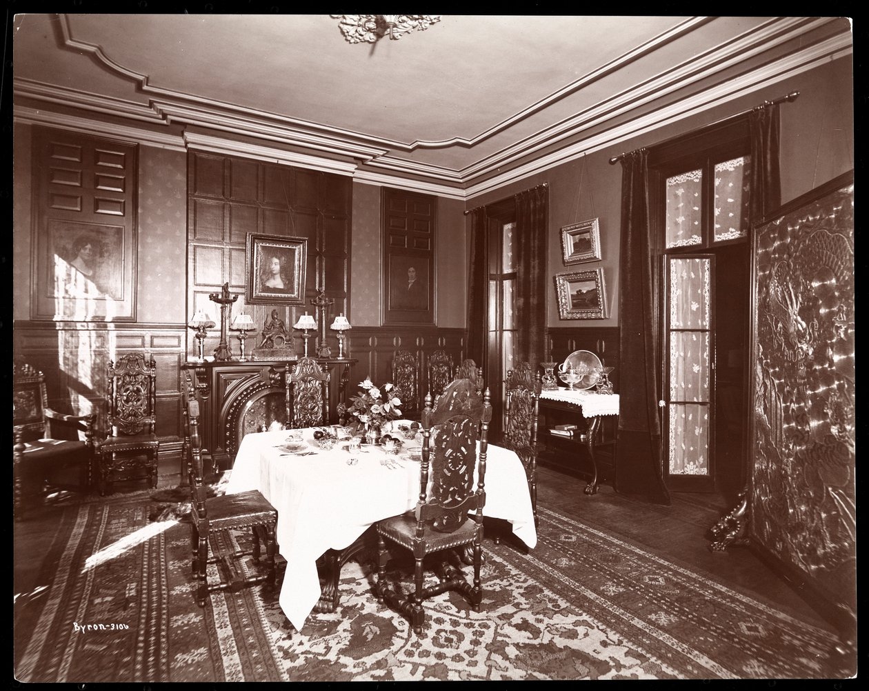 Jídelna v rezidenci pana Reginalda de Koven, New York, 1896-98 (stříbrný želatinový tisk) od Byron Company