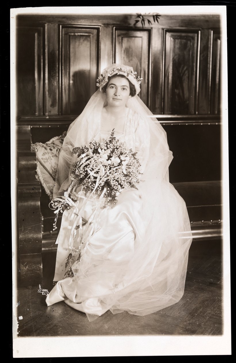 Dcera Dr. Jacobyho sedící ve svatebních šatech, New York, 1915-16 (stříbrný želatinový potisk) od Byron Company