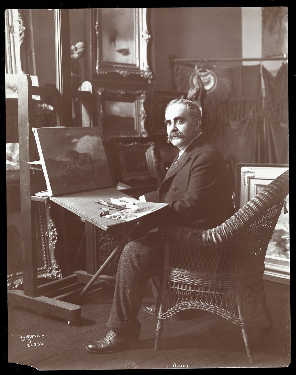 Drake ve svém ateliéru s malbou lvů v procesu, New York, 1907 (stříbrný želatinový tisk) od Byron Company