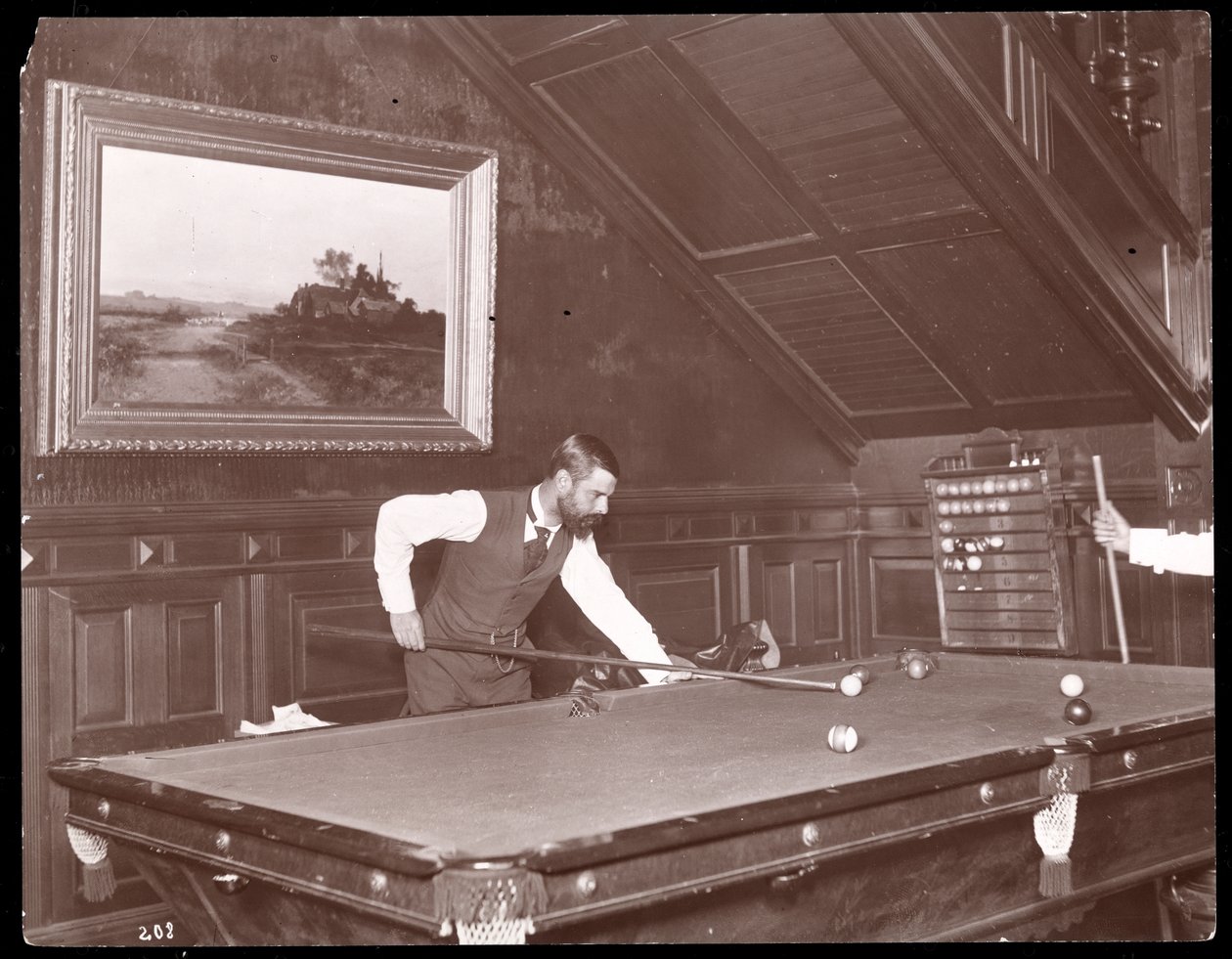 Edwin Gould hraje kulečník ve svém domě v Rhinecliffe, New York, 1893-4 (stříbrný želatinový tisk) od Byron Company