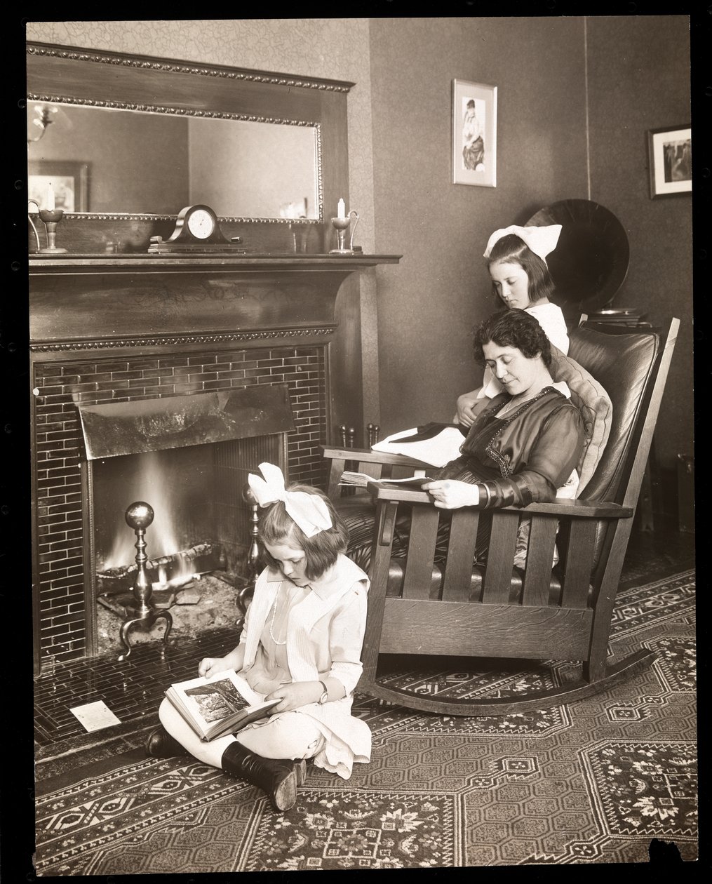Emma Dunnová a její dvě dcery, asi 1915 (stříbrný želatinový tisk) od Byron Company