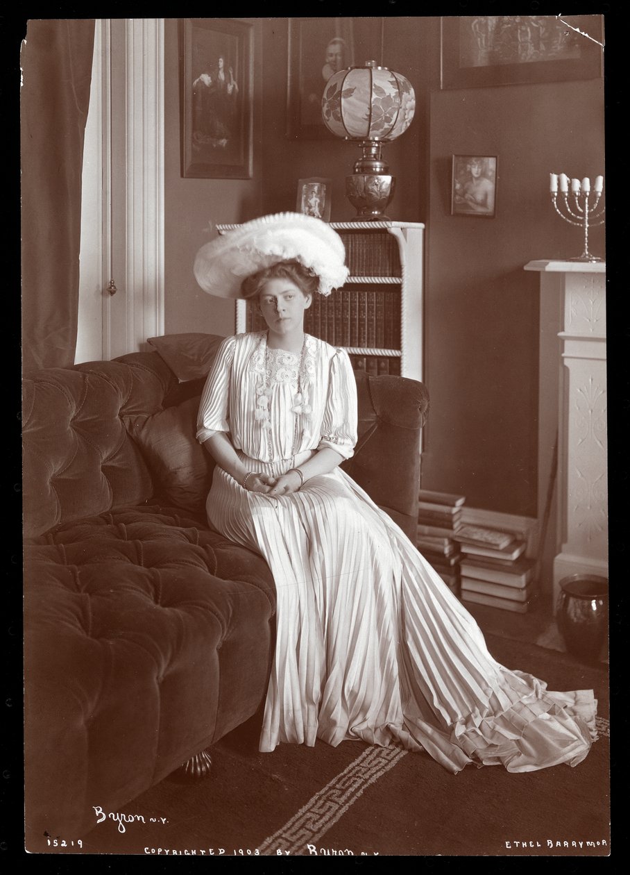 Ethel Barrymore sedí v obývacím pokoji, 1902 nebo 1903 (stříbrný želatinový tisk) od Byron Company