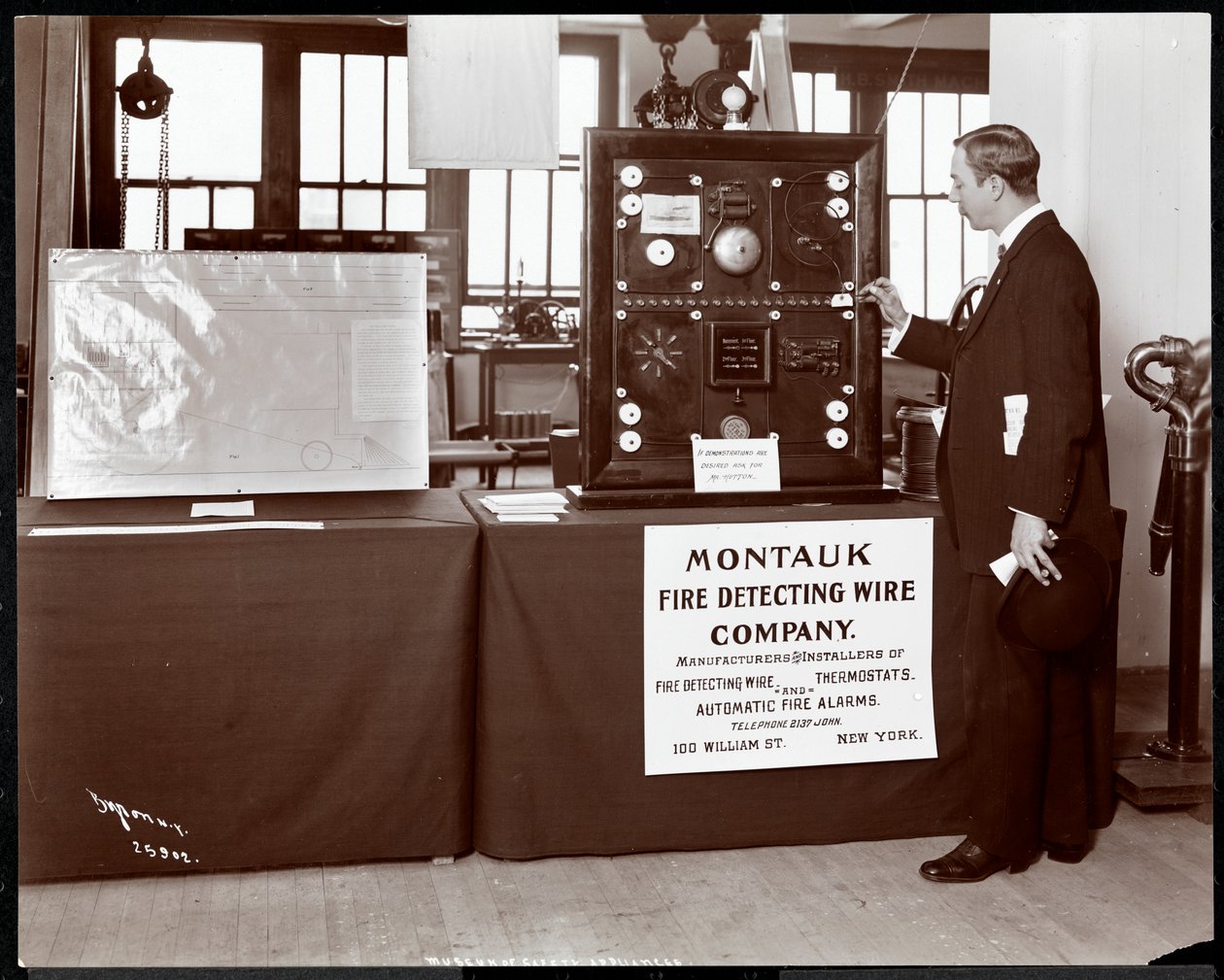 Exponát systému detekce požáru od Montauk Fire Detecting Wire Co. v Muzeu bezpečnostních zařízení Amerického institutu sociálních služeb, New York, 1908 (stříbrný želatinový tisk) od Byron Company