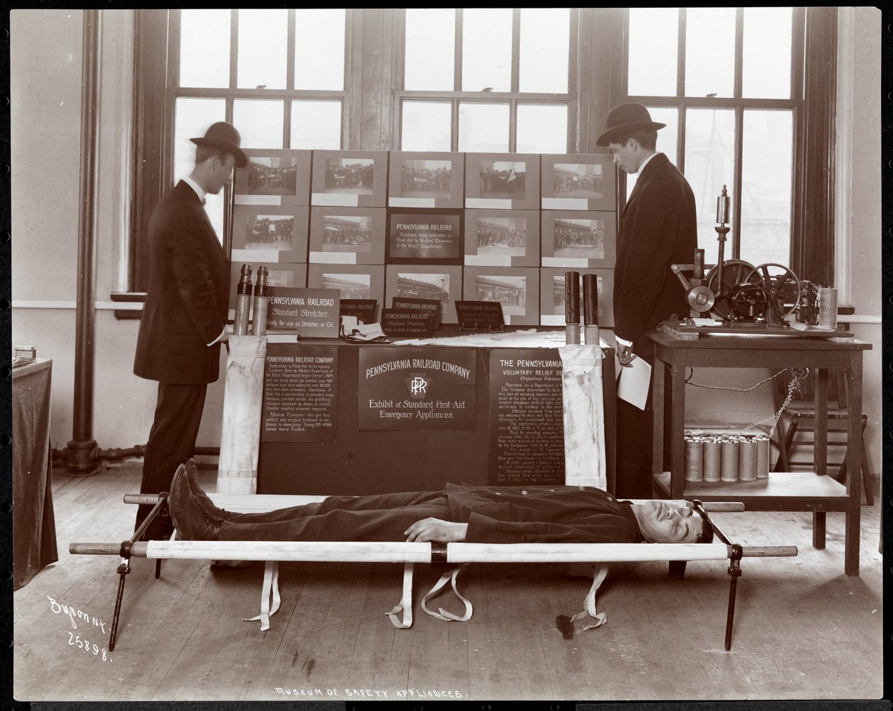 Výstava vybavení první pomoci od Pennsylvania Railroad Co. v Muzeu bezpečnostních zařízení Amerického institutu sociálních služeb, New York, 1908 (stříbrný želatinový tisk) od Byron Company