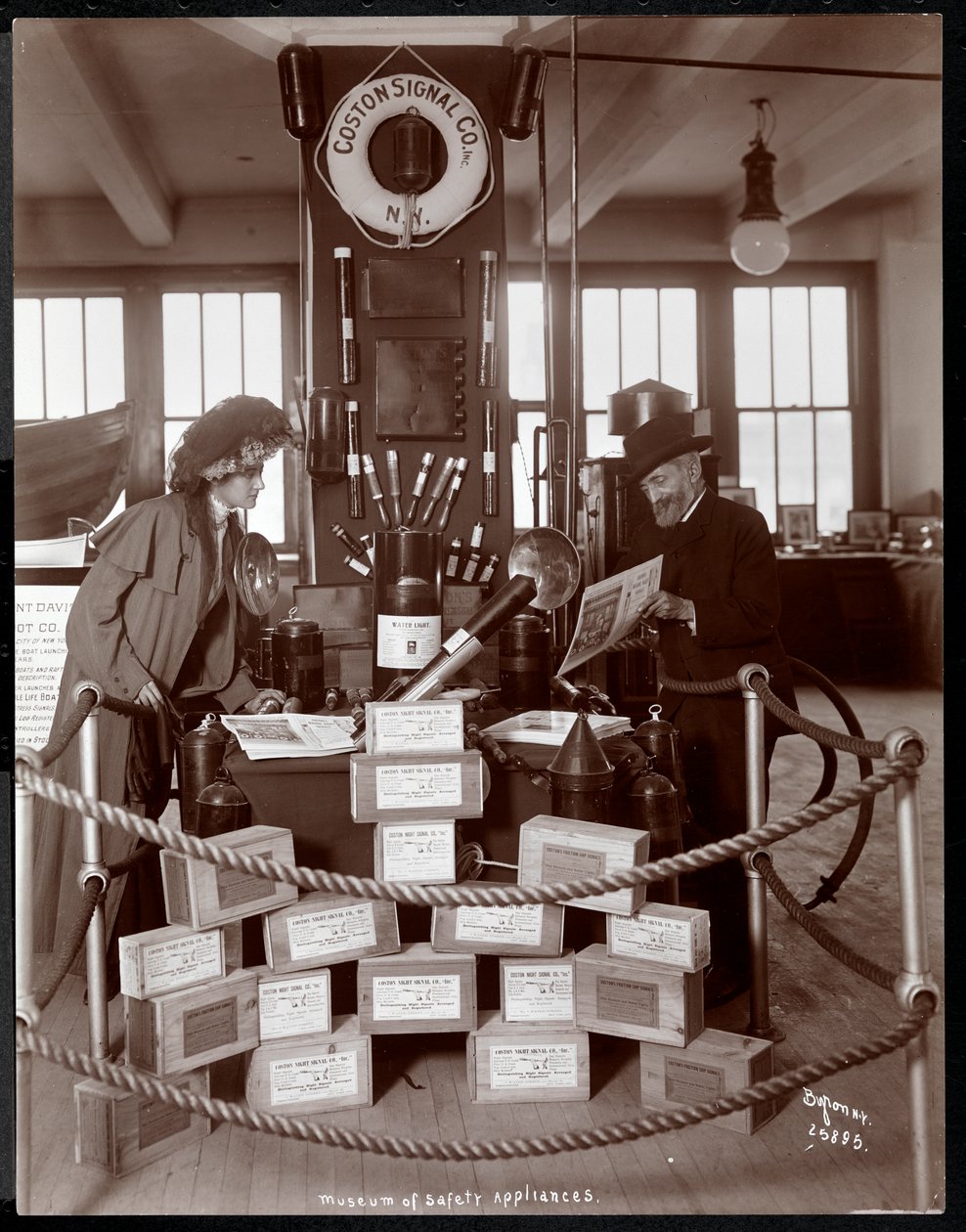 Exponát Coston Signal Co. v Muzeu bezpečnostních zařízení Amerického institutu sociálních služeb, New York, 1908 (stříbrný želatinový tisk) od Byron Company