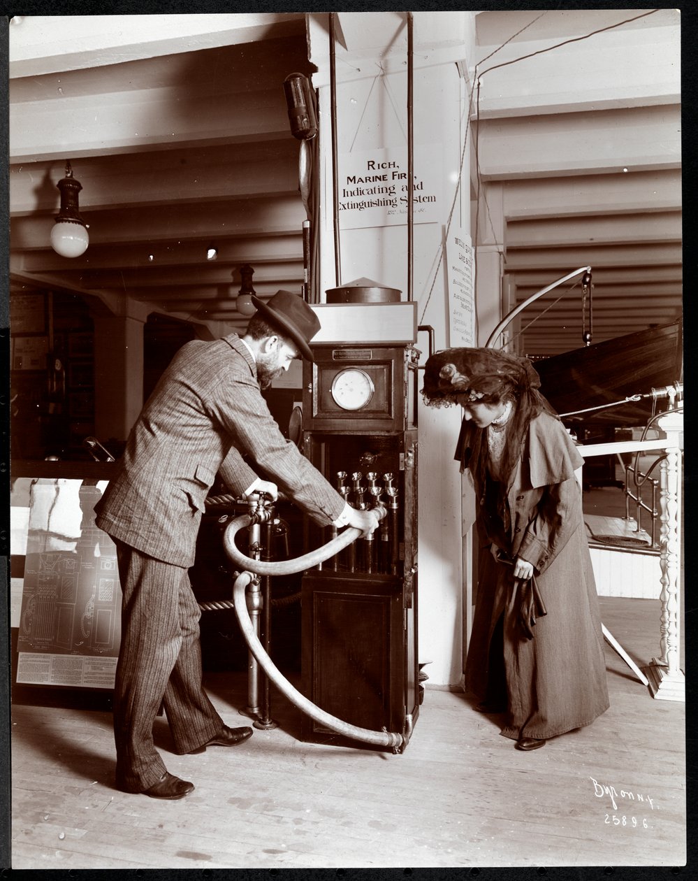 Exponát Coston Signal Co. v Muzeu bezpečnostních zařízení Amerického institutu sociálních služeb, New York, 1908 (stříbrný želatinový tisk) od Byron Company