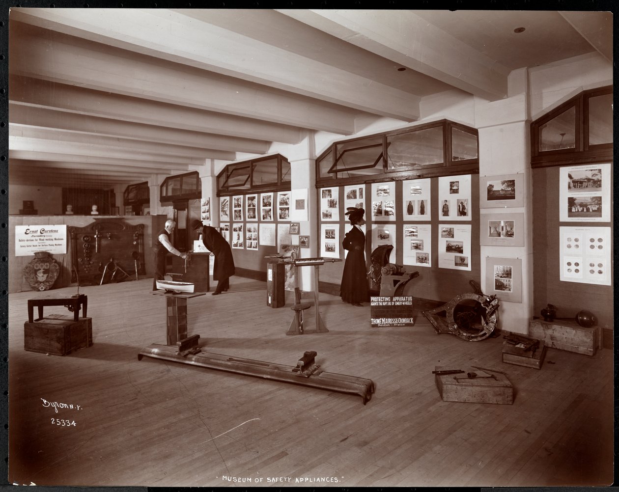 Exponát Muzea bezpečnostních přístrojů Amerického institutu sociálních služeb, New York, 1907 (stříbrný želatinový tisk) od Byron Company