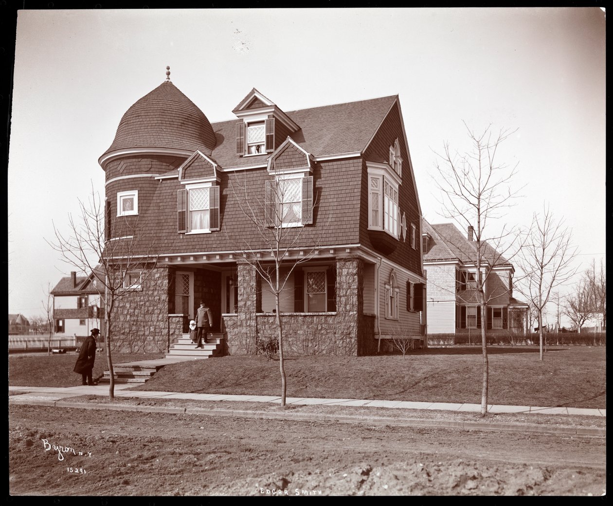 Vnější pohled na rezidenci Edgara Smithe, autora, v Elmhurst, Long Island, 1902-3 (stříbrný želatinový tisk) od Byron Company