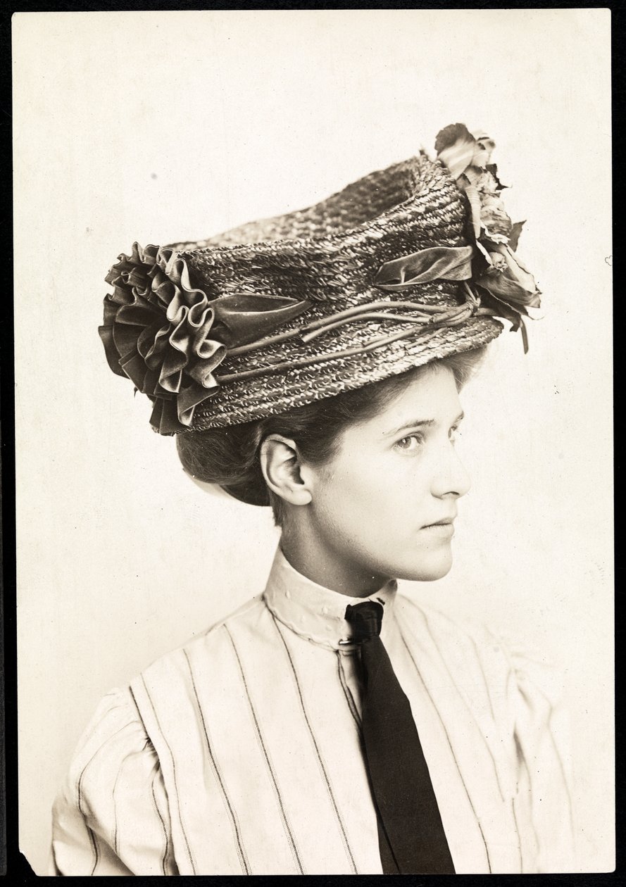 Módní fotografie ženy modelující klobouk, New York, 1890-1910 (stříbrný želatinový tisk) od Byron Company