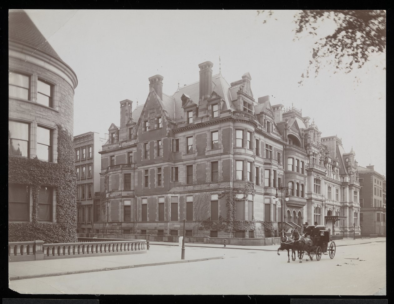 Fifth Ave., 66th St., and J.J. Astor, 65th St., New York, 1901-02 (stříbrný želatinový tisk) od Byron Company