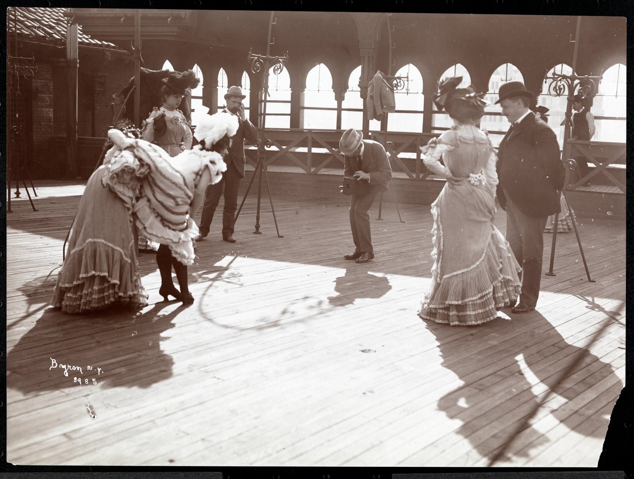 Pět hereček v kostýmech zkouší na střeše pravděpodobně newyorského divadla, New York, 1900 (stříbrný želatinový tisk) od Byron Company