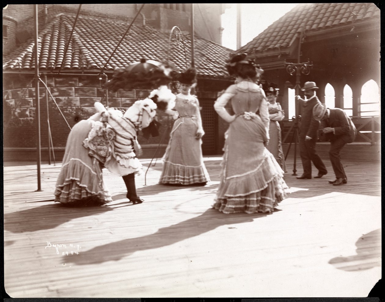Pět hereček v kostýmních zkouškách na střeše toho, co je pravděpodobně New York Theatre, New York, 1900 (stříbrný želatinový tisk) od Byron Company